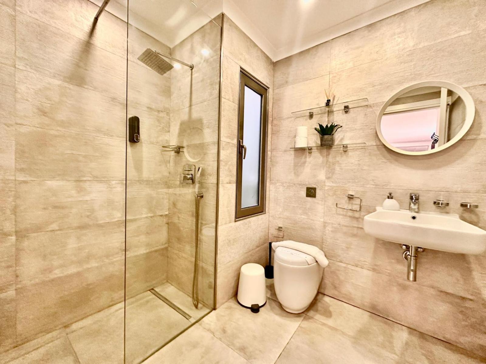 Charming Flat Off The Sea Front Apartment