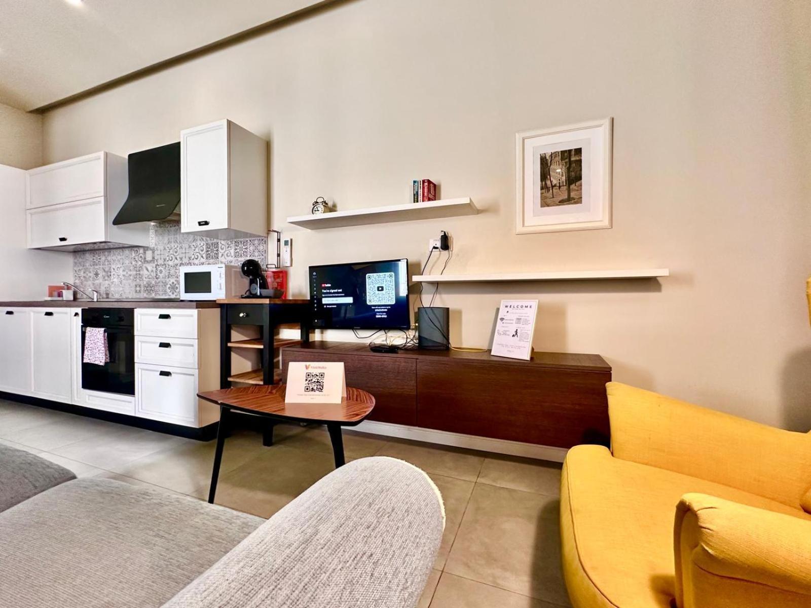 Apartment Charming Flat Off The Sea Front