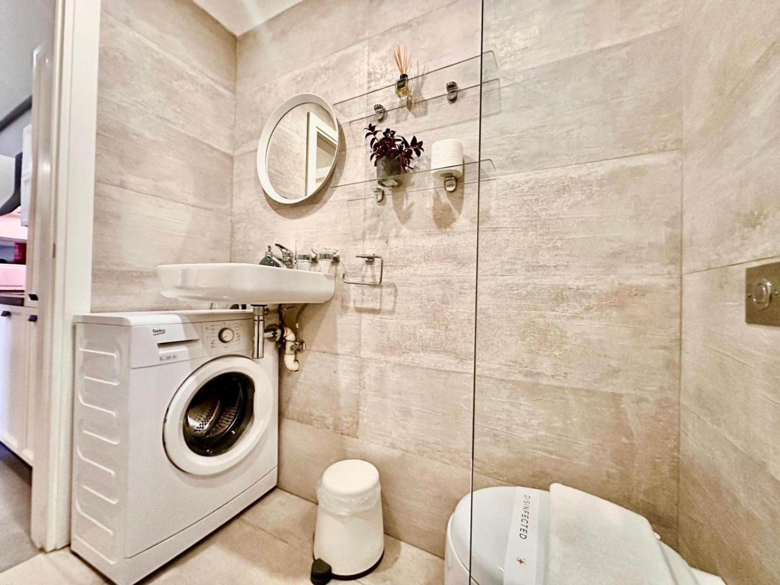 Charming Flat Off The Sea Front Apartment