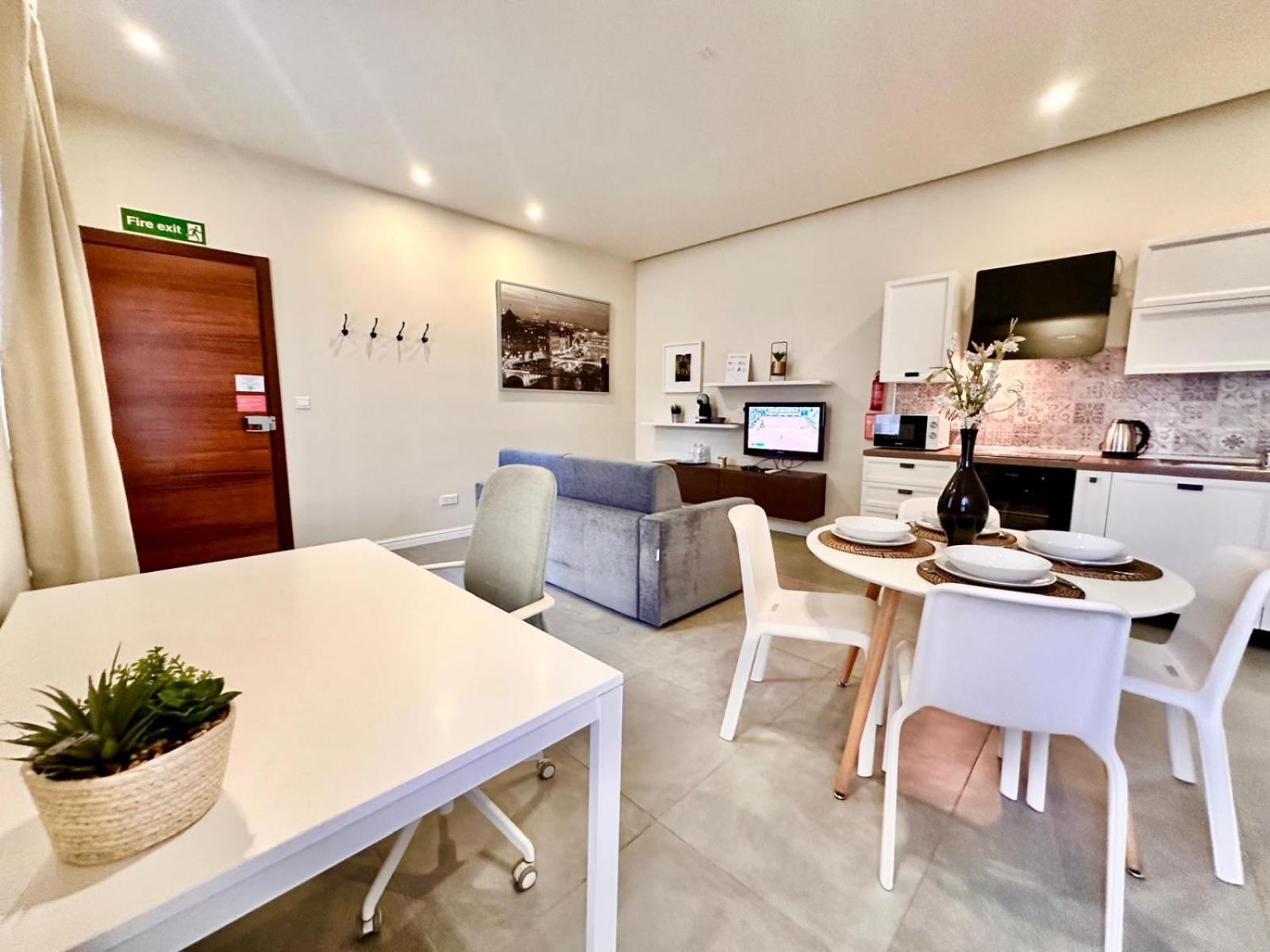 Apartment Charming Flat Off The Sea Front Gzira