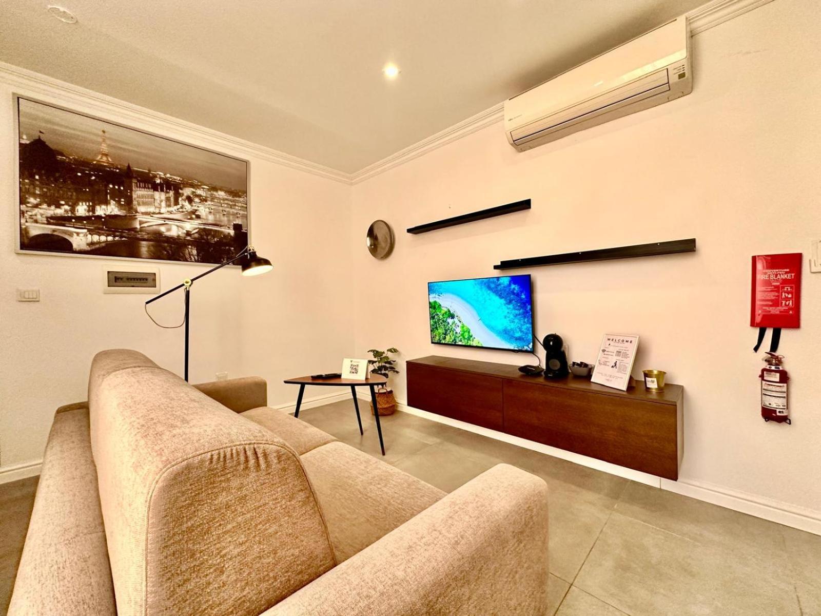Charming Flat Off The Sea Front Apartment