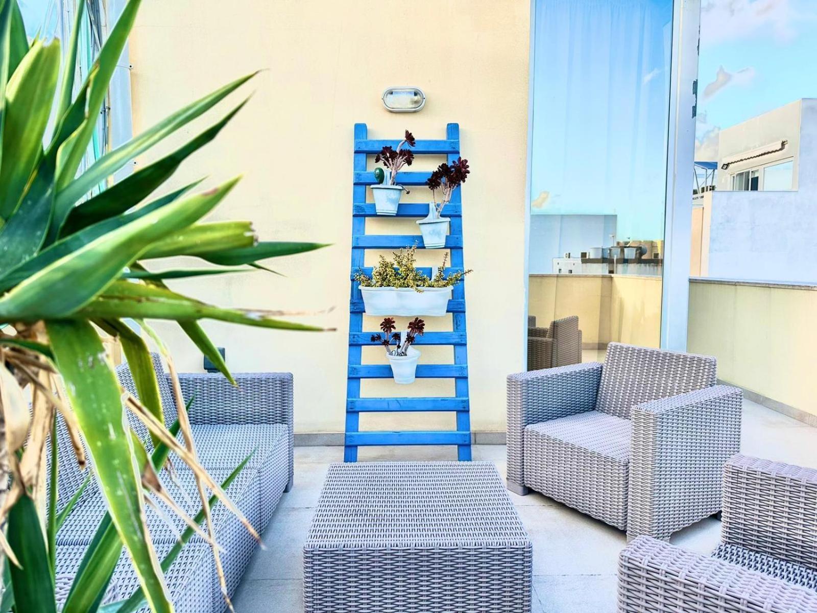 Apartment Charming Flat Off The Sea Front